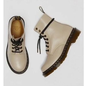 Women's Dr. Martens Wanama Natural US 9